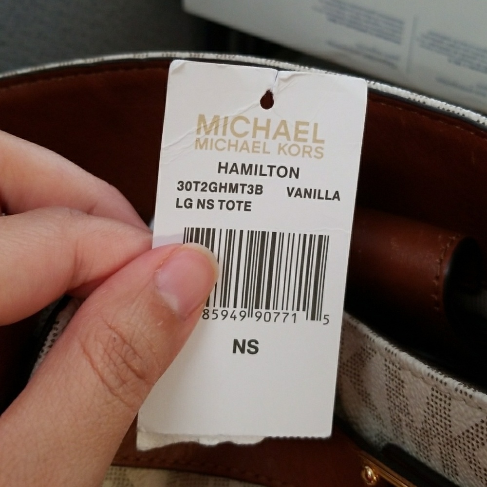 Authentic Michael Kors Vanilla Large Hamilton. - image 3